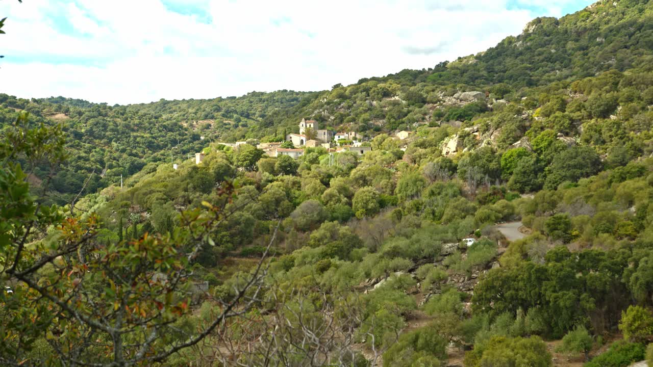 hermoso y antiguo pueblo italiano rodeado de un denso bosque en la isla de cerdeña, inclinando la vista
