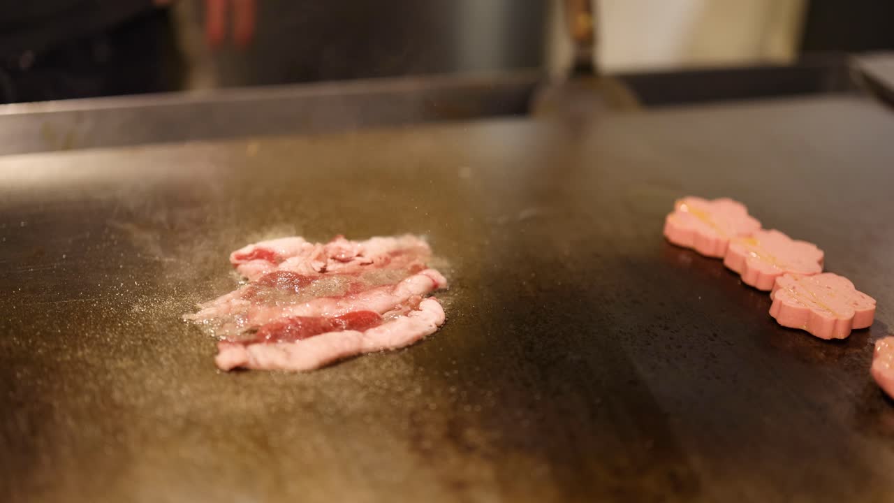 뜨거운, 기름진 표면에 걱거리는 베이컨 스트립