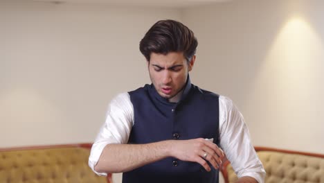 joven indio con dolor en la mano o la muñeca