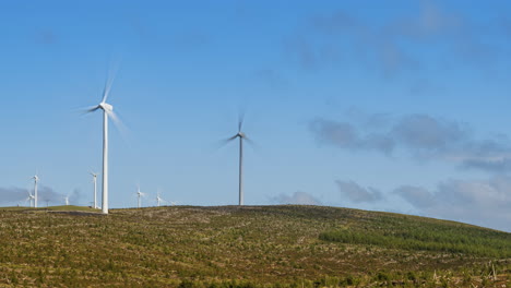 Lapso-De-Tiempo-De-Las-Turbinas-Eólicas-En-Un-área-Remota-Del-Paisaje-Durante-El-Día-Con-Nubes-Pasajeras-En-Irlanda