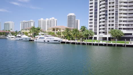 tiro aéreo lento à deriva sobre aventura marina e seus iates, florida