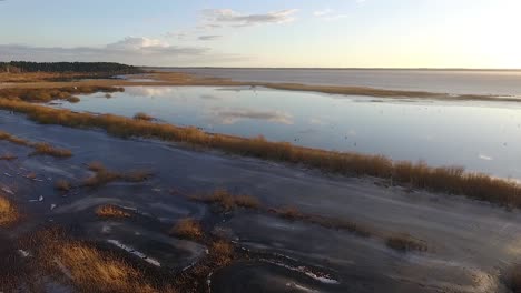 Lago-Tranquilo-Burtnieks-Con-Poco-Hielo-Y-Alto-Nivel-De-Agua-En-Primavera-Vista-Aérea