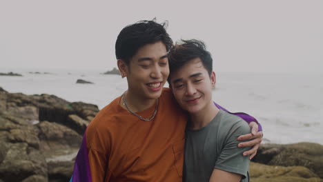 una pareja con una bandera arco iris.
