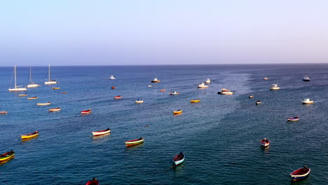 Toma-Aérea-De-Pequeños-Barcos-De-Pesca-Y-Yates-Estacionados