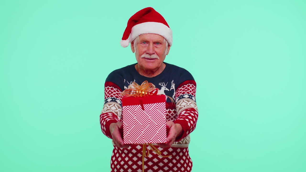 새해 스웨터와 모자를 입은 노인 할아버지 크리스마스 선물 상자, 쇼핑 판매 휴일