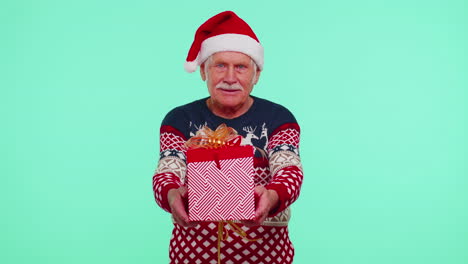 Senior-grandfather-in-New-Year-sweater-and-hat-presenting-Christmas-gift-box,-shopping-sale-holidays