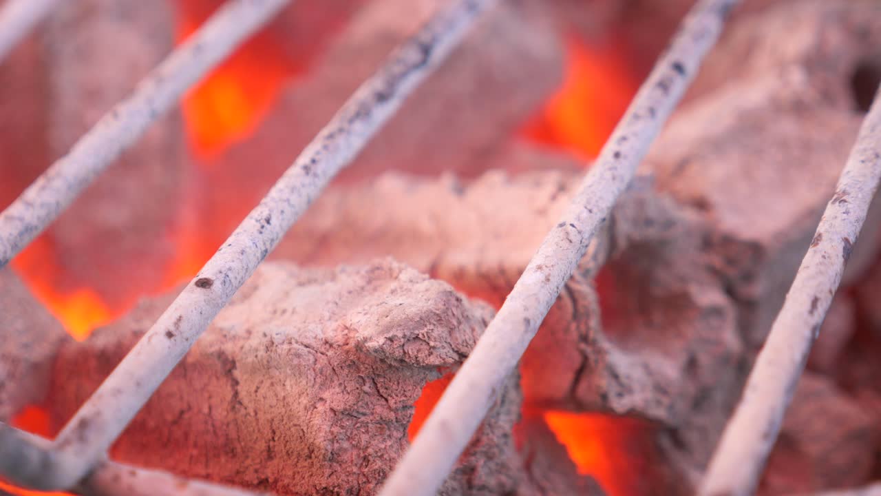 불꽃과 함께 나무 석탄 그릴