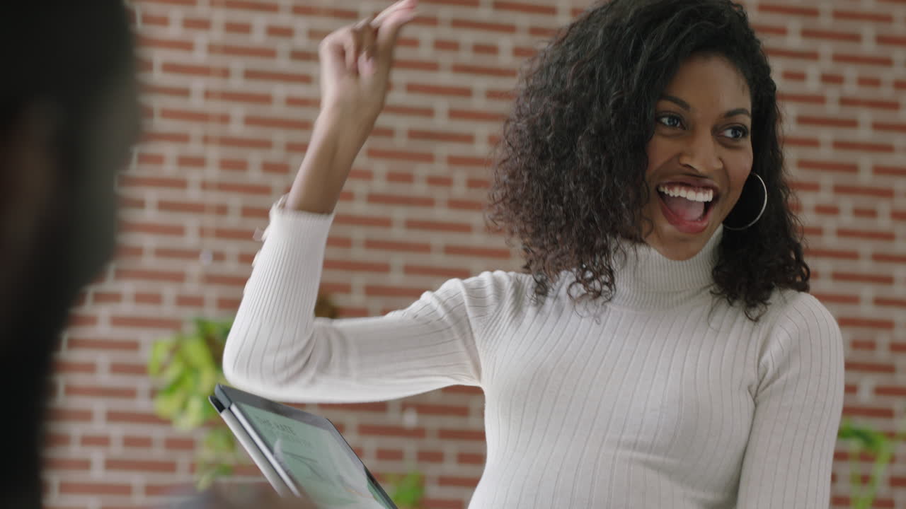 personas de negocios felices reunión celebrando el éxito embarazada líder del equipo mujer bailando divertido disfrutando de la celebración colegas de alto cinco compartiendo exitosa victoria corporativa en la oficina presentación