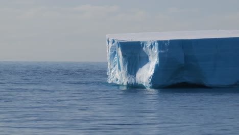 iceberg tabular en un día soleado en la antártida