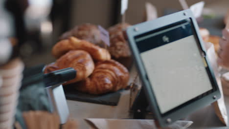 mujer joven pagando usando un teléfono inteligente comprando café en una cafetería cliente feliz disfrutando del servicio gastando dinero en el restaurante