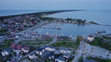 sobrevuelo aéreo de la ciudad de jastarnia con el puerto durante el anochecer en la isla de hel, polonia