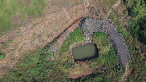 Luftaufnahme:-Nachhaltige-Waldplantage-In-Einem-Tal-Mit-Künstlichen-Seen-Zur-Bewässerung-Der-Pflanzen-In-Indien