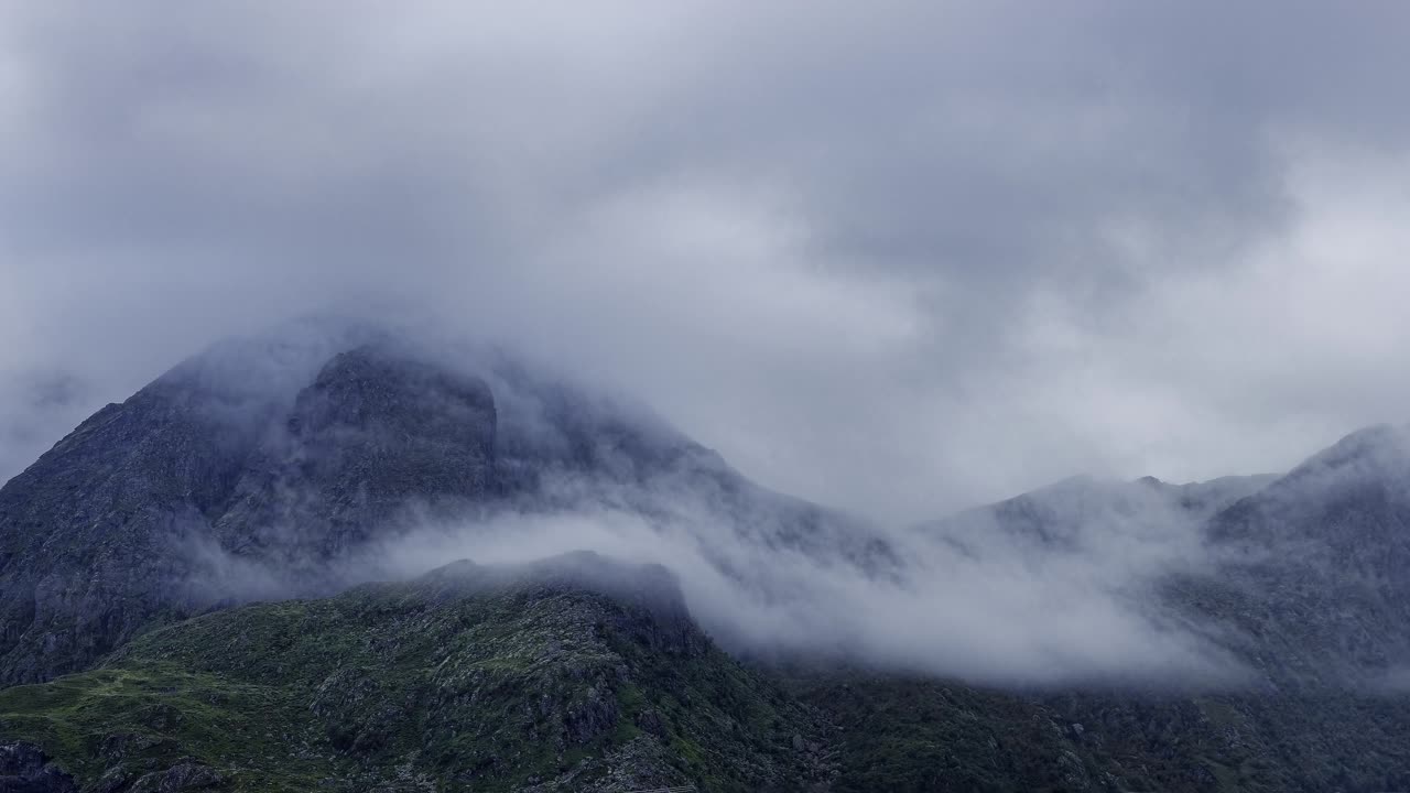 바다의 안개와 구름에 인 산꼭대기