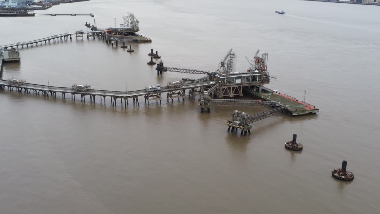 드론 보기 tranmere 석유 터미널 birkenhead 해안 석유화학 항구 유통 알약 뒤로 기울이기 최대 리버풀 도시 스카이라인