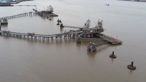 vista de drones terminal petrolera de tranmere birkenhead puerto petroquímico costero distribución pastilla inclinada hacia atrás hasta el horizonte de la ciudad de liverpool