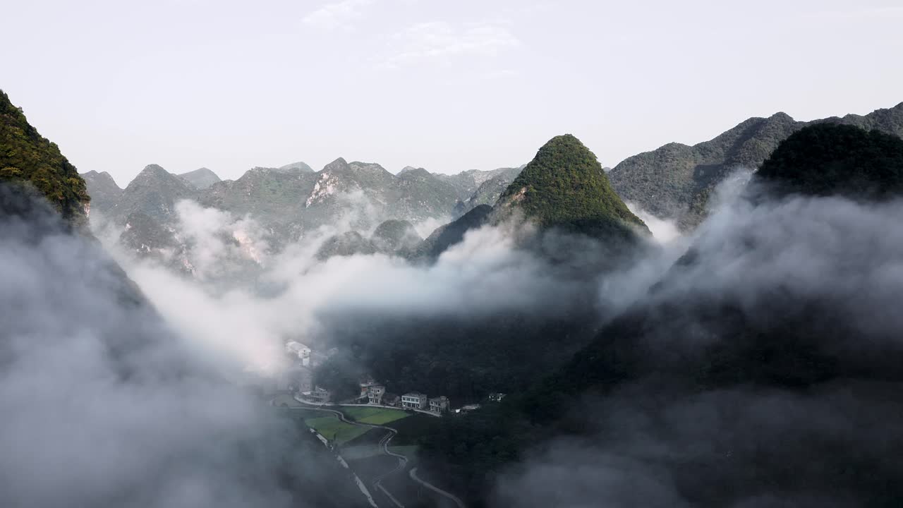 aéreo: increíble paisaje montañoso kárstico nublado en la remota china