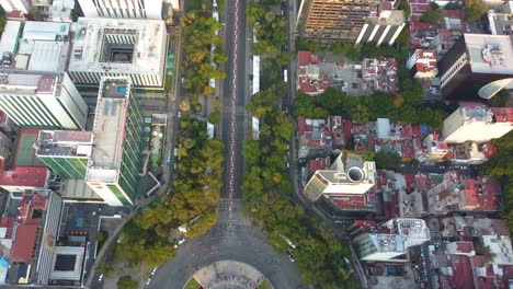 una excelente toma senital y con movimiento sobre el angel de la independencia