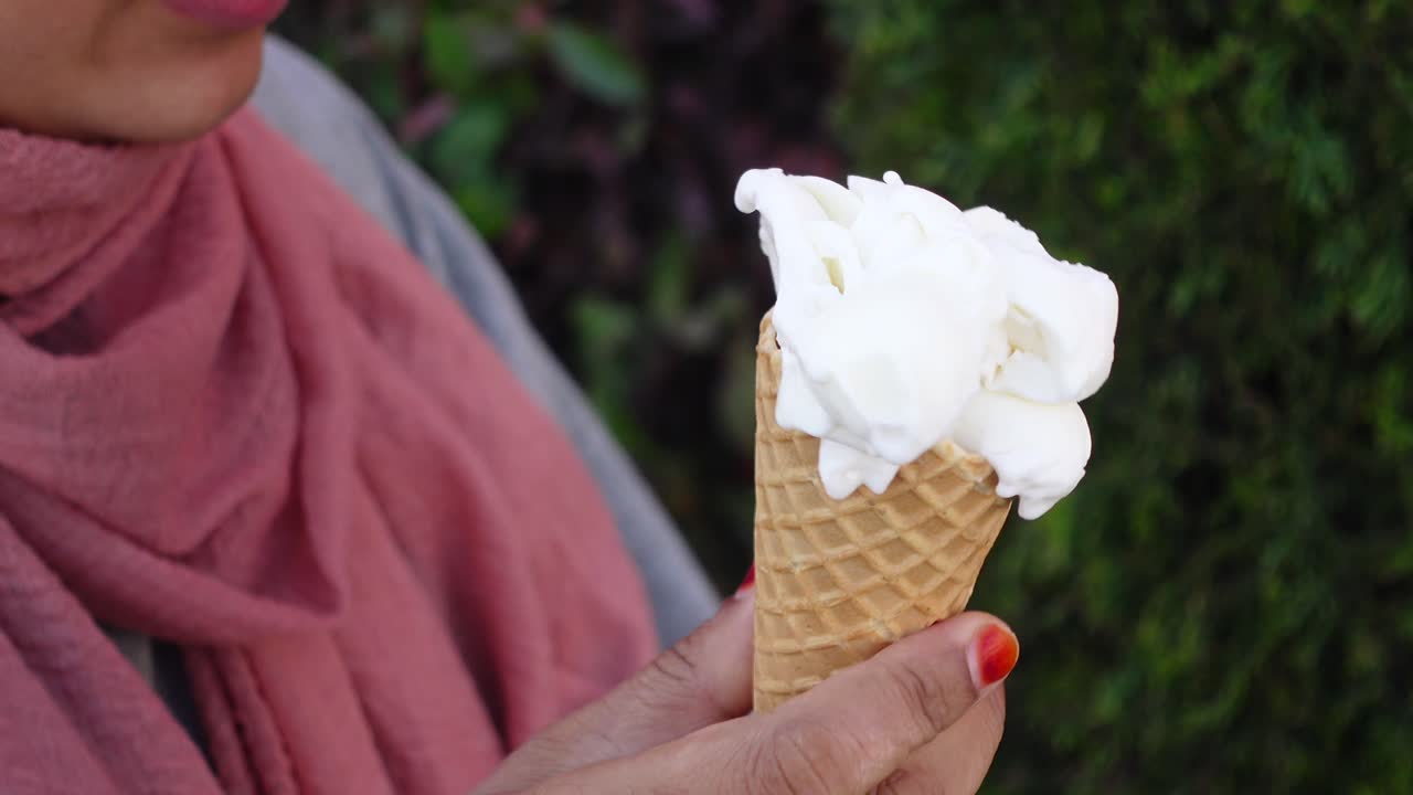 mujer con un cono de helado de vainilla