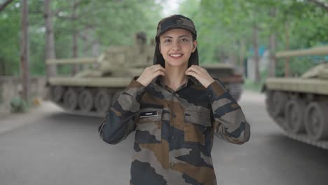 una mujer india feliz, oficial del ejército, preparándose para el servicio.