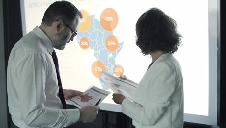 mujer de negocios que muestra el mapa y explica los datos al jefe