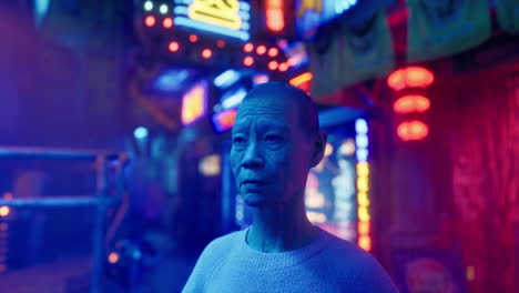 anciana japonesa en una calle iluminada con neón