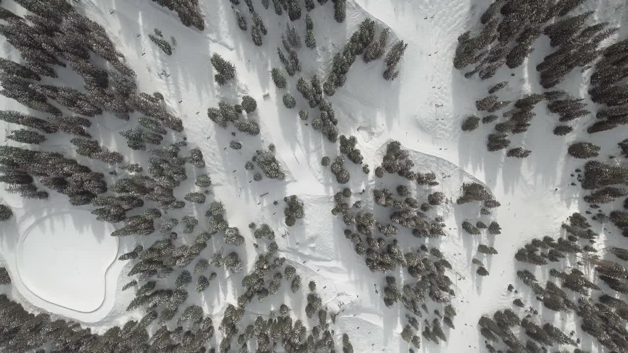 Una vista dall'alto su un comprensorio sciistico.