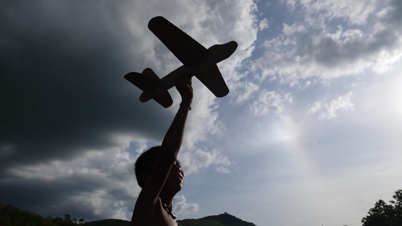 장난감 비행기를 가지고 노는 아이