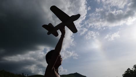 niño jugando con un avión de juguete