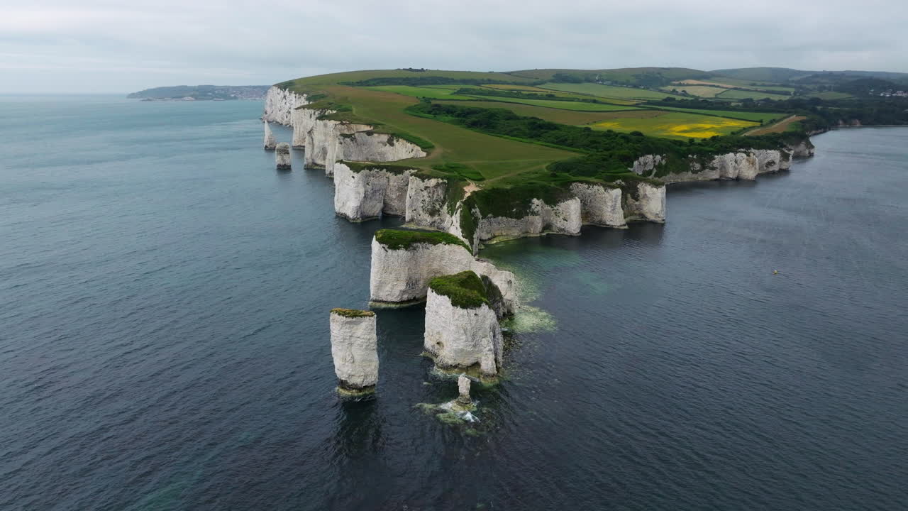Old Harry Rocks, křídové útvary obklopené klidnými modrými vodami v Anglii – letecký záběr
