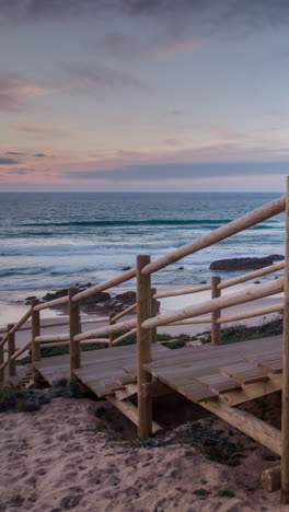 Hermosa-Playa-Salvaje-Y-Desierta-En-La-Costa-Atlántica-De-Portugal-En-Vertical