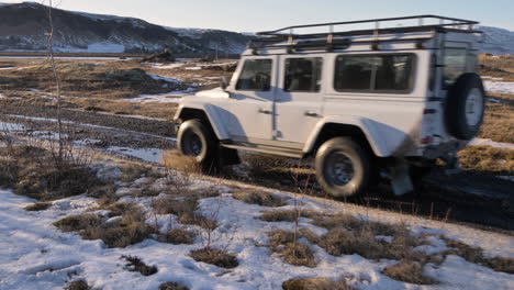 Land-Rover-Verteidiger,-Der-In-Kalter-Island-zeitlupe-Durch-Wasser-Fährt