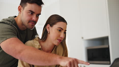 pareja feliz, computadora portátil escribiendo