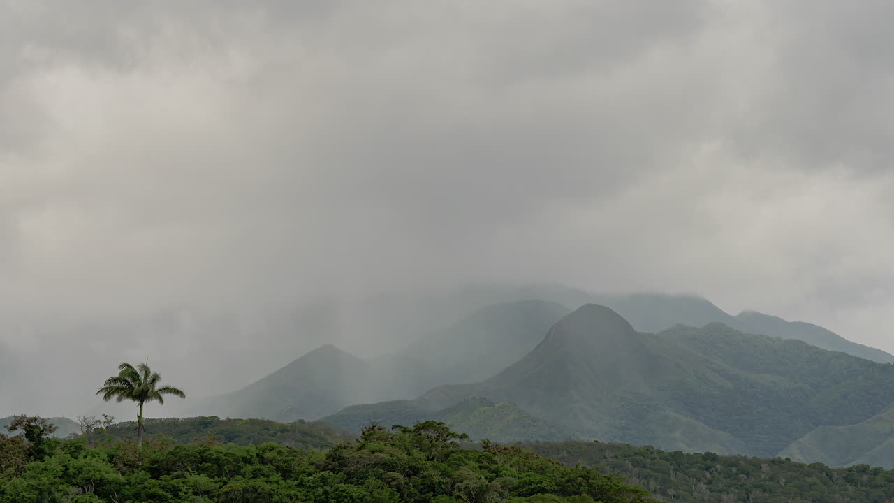espesas nubes de lluvia vierten agua en el monte koghi cerca de nouméa, nueva caledonia