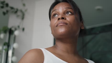 vista en ángulo bajo de una mujer afroamericana estresada esperando los resultados de la prueba de embarazo.