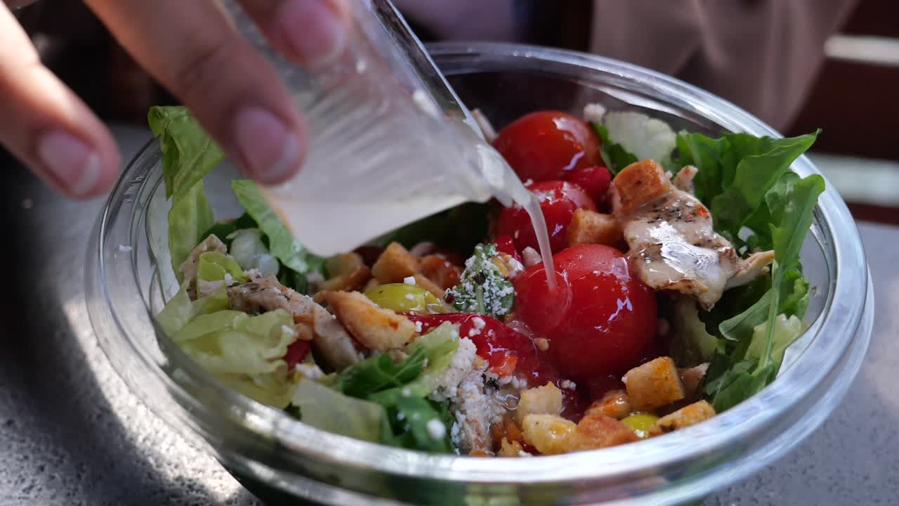 맛있는 시저 러드와 그릴 고기