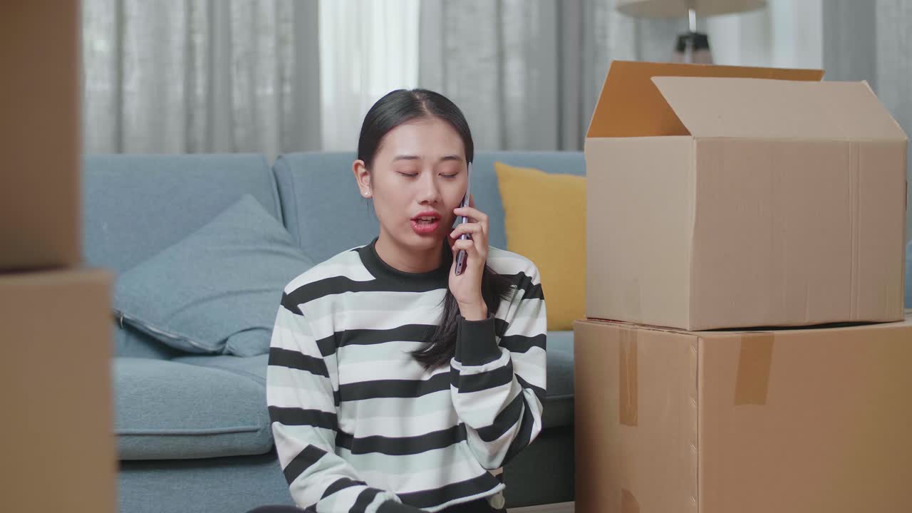 이동 도중 전화 를 하는 젊은 여자