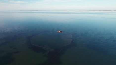 un solo barco de pesca solo en las hermosas aguas azules del océano