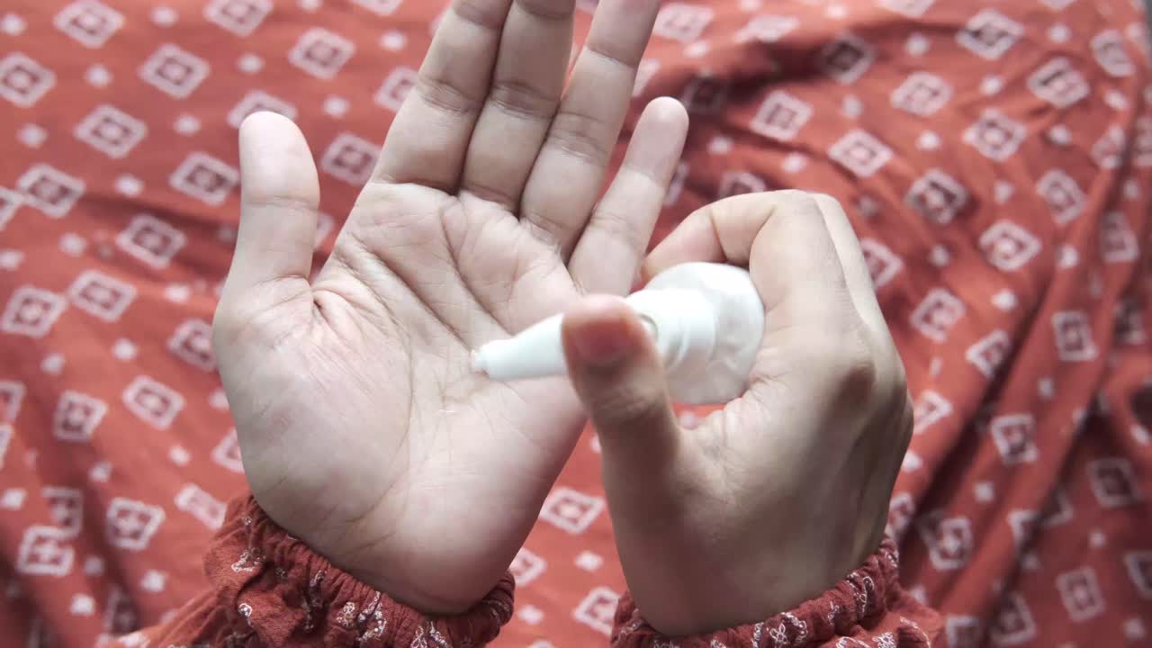 손에 크림을 적용하는 것