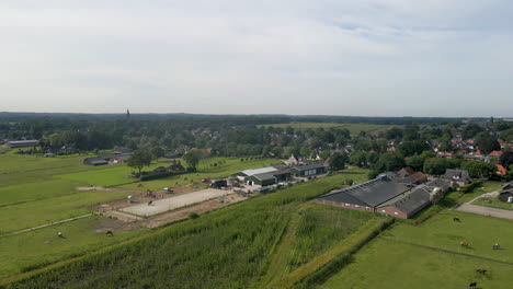 Vista-Aérea-De-Grandes-Fincas-En-Las-Afueras-De-La-Ciudad-Rural