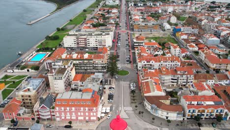 Vista-Aérea-De-La-Hermosa-Ciudad-De-Aveiro,-Portugal,-Con-Su-Famoso-Faro-En-Primer-Plano