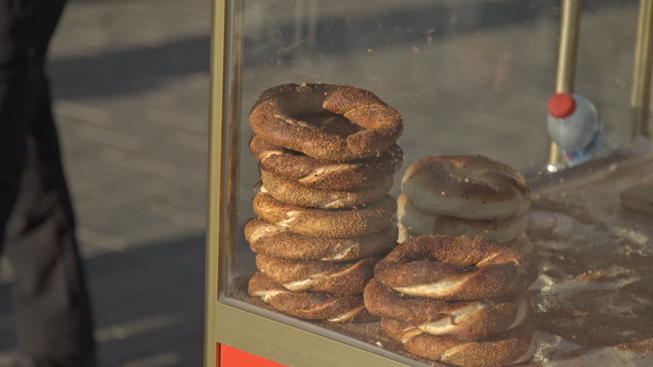 vendedor de bagel simit de istanbul y sus bagels en el mostrador