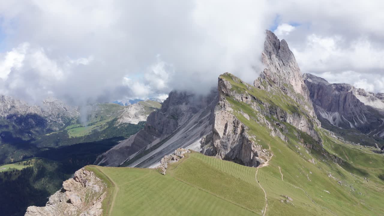 흐린 날 동안 푸에즈 오들 국립공원의 돌로미티에 있는 목가적인 산맥의 드론 샷 - 궤도를 도는 샷