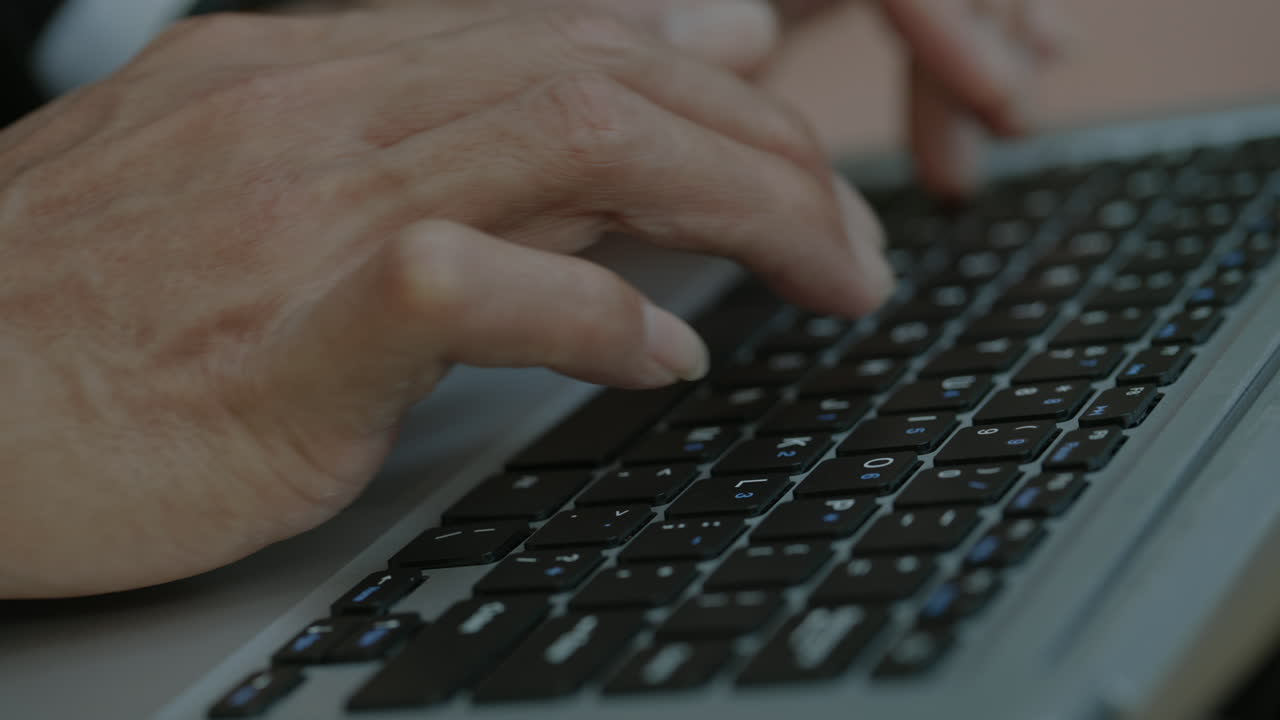 Close-up Tangan Mengetik di Keyboard Laptop