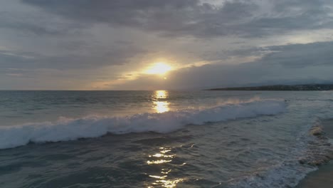 Luftaufnahme-Einer-Welle,-Die-Sich-Bei-Sonnenuntergang-Am-Strand-Von-Zicatela-Bricht,-Puerto-Escondido,-Oaxaca