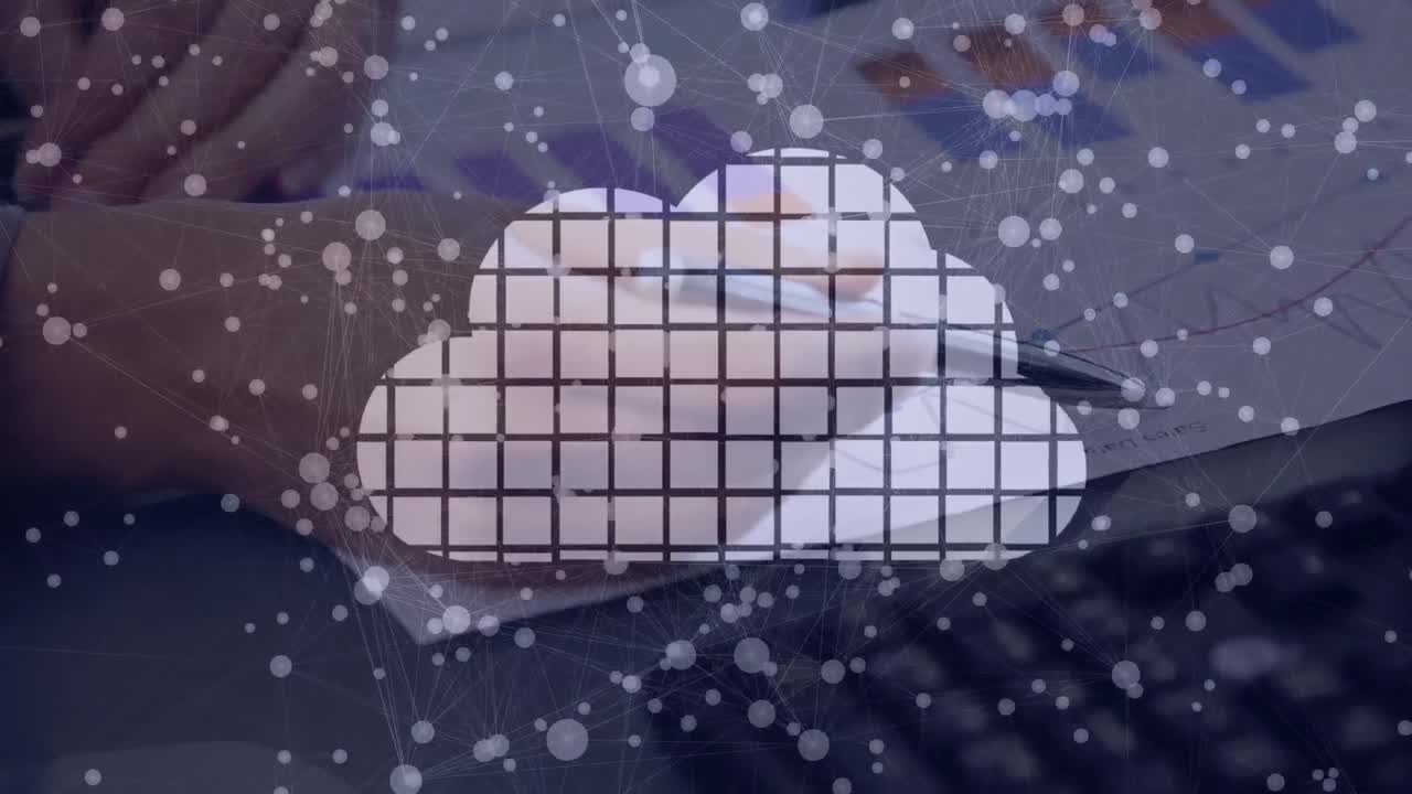 icono de nube y red de conexiones frente a una vista cercana de una persona leyendo documentos