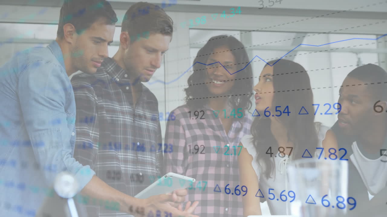 datos financieros y animación del mercado de valores en diversos equipos de negocios discutiendo en la oficina