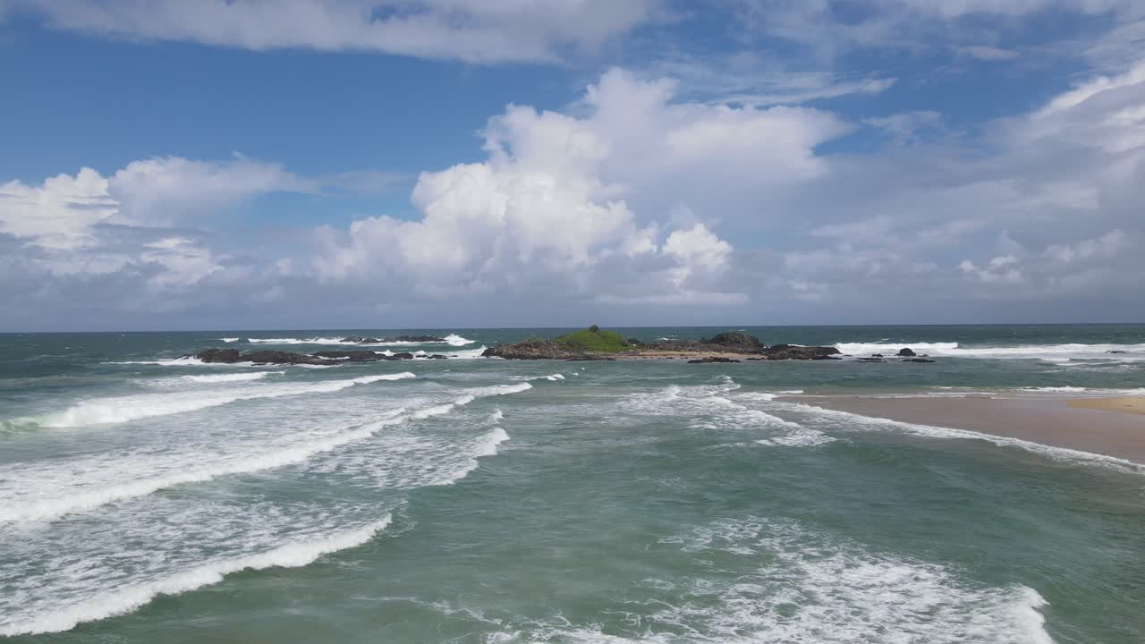 nubes en el cielo azul sobre el océano con olas en la playa de sawtell en verano - nsw, australia