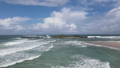 Nubes-En-El-Cielo-Azul-Sobre-El-Océano-Con-Olas-En-La-Playa-De-Sawtell-En-Verano---Nsw,-Australia