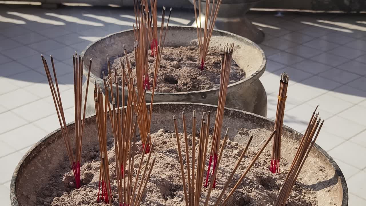 quemadores de incienso en un templo