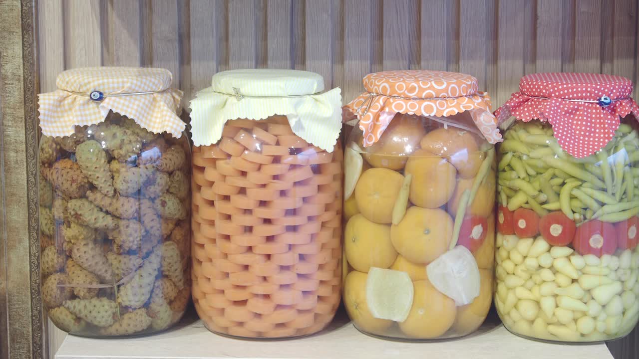 유리 항아리에 보존 된 과일과 채소의 종류